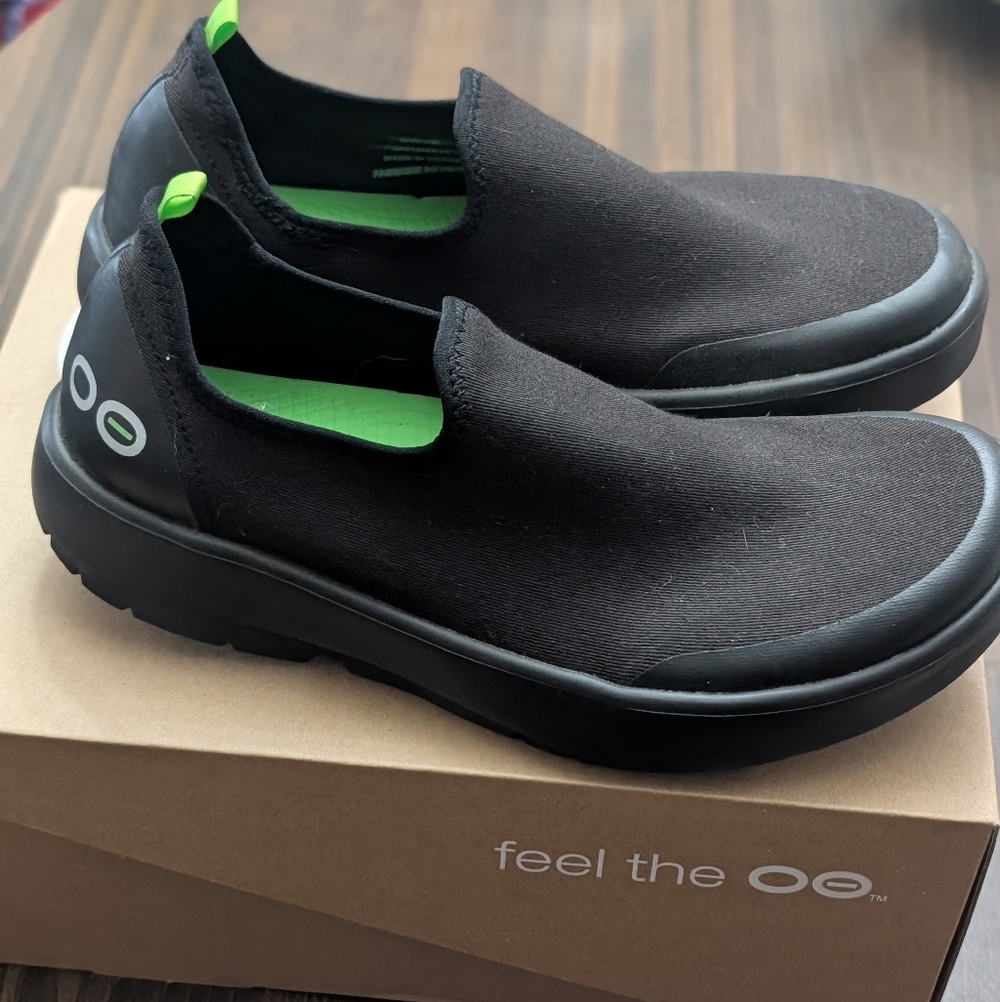 Oofos women's eeZee size 9 NIB